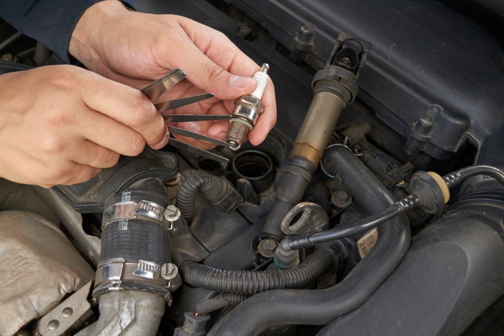 Mechanic gaps spark plug with a feeler style tool